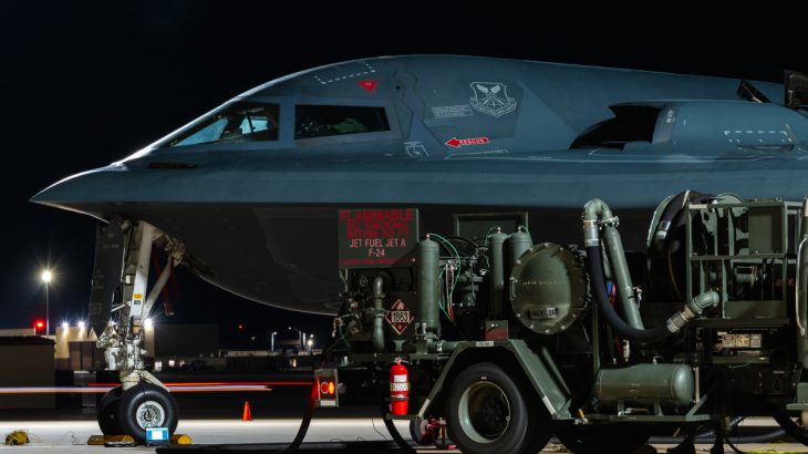 B-2 Spirit při tankování na letišti