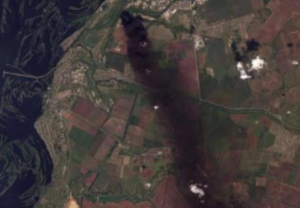 Engels, 15km mračno kouře po dronovém útoku na sklad PHM