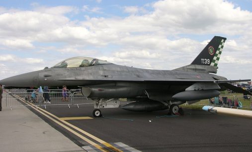 Vystavený F-16 ADF na letecké show