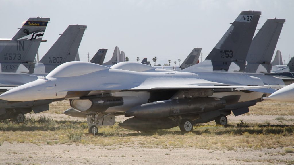 Zakonzervovaný vyřazený F-16 ADF