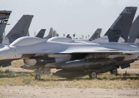Zakonzervovaný vyřazený F-16 ADF
