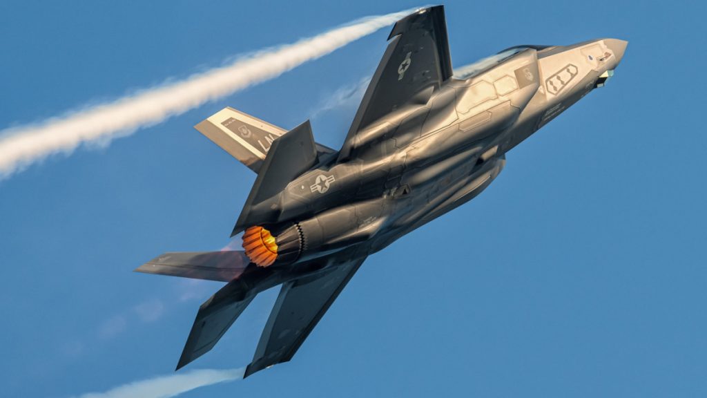 Letoun F-35 při rychlém letu