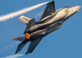 Letoun F-35 při rychlém letu