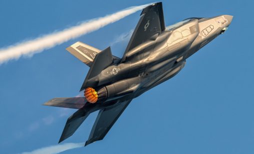 Letoun F-35 při rychlém letu