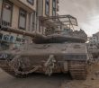Izraelský tank Merkava ve městě