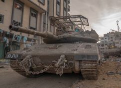 Izraelský tank Merkava ve městě