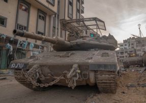 Izraelský tank Merkava ve městě