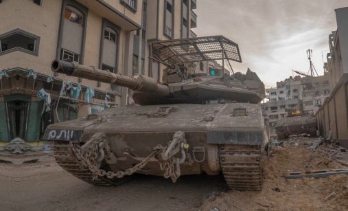 Izraelský tank Merkava ve městě