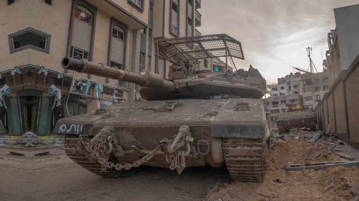 Izraelský tank Merkava ve městě