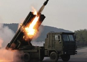 Raketomet M-1991 odpaluje střelu