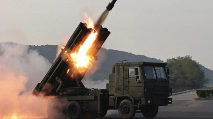 Raketomet M-1991 odpaluje střelu