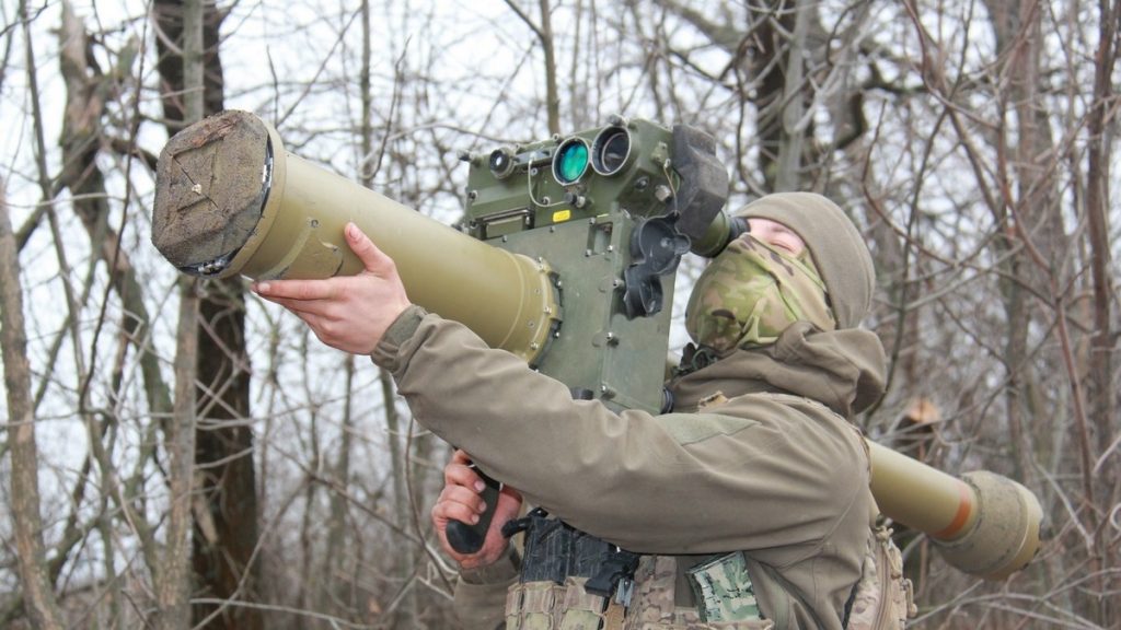 Voják se střelou Marlet v provedení MANPADS