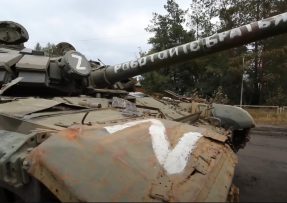 Opuštěný ruský tank se znakem Z