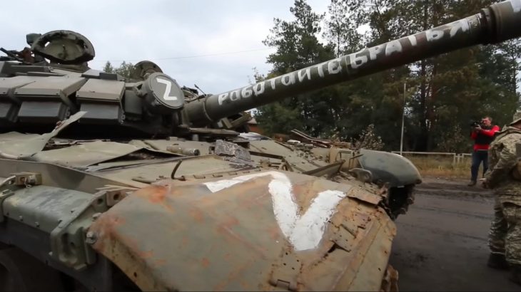 Opuštěný ruský tank se znakem Z
