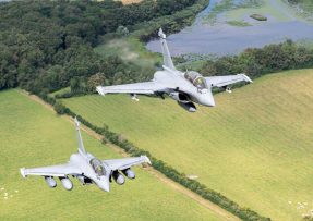 Letouny Rafale se střelami MICA