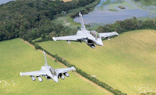 Letouny Rafale se střelami MICA