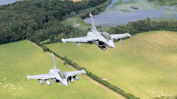 Letouny Rafale se střelami MICA