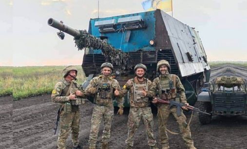 Ruský želví tank s ukrajinskými vojáky