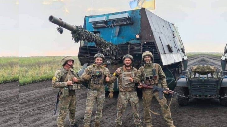 Ruský želví tank s ukrajinskými vojáky
