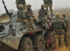 Ukrajinští vojáci u obrněného transportéru