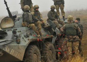 Ukrajinští vojáci u obrněného transportéru