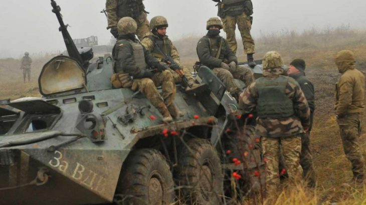 Ukrajinští vojáci u obrněného transportéru