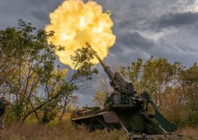 Střelba z houfnice 2S7 Pion