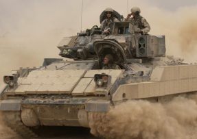 M2 Bradley v prachu