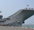 HTMS Chakri Naruebet v přístavu s turisty