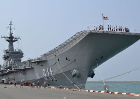 HTMS Chakri Naruebet v přístavu s turisty