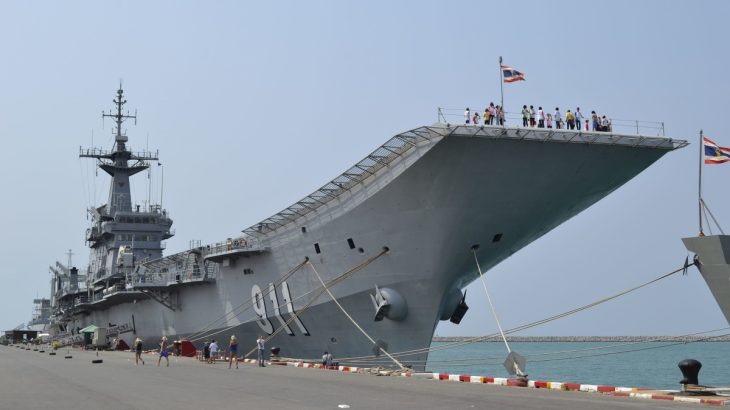 HTMS Chakri Naruebet v přístavu s turisty