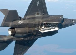 F-35 se střelou AIM-120D3