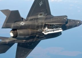 F-35 se střelou AIM-120D3