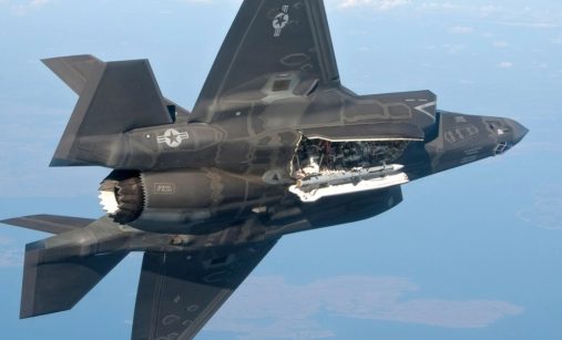 F-35 se střelou AIM-120D3