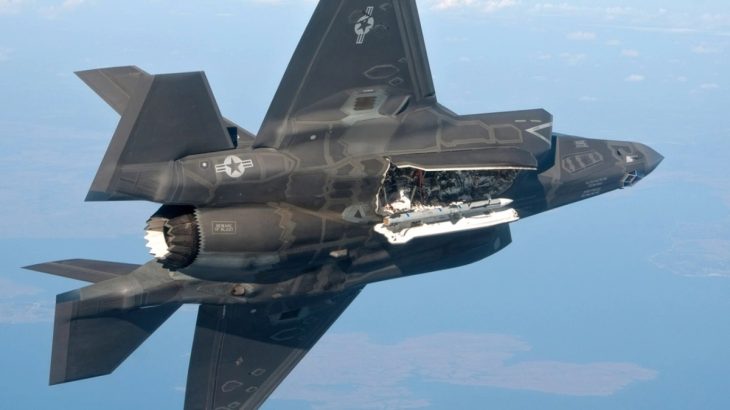 F-35 se střelou AIM-120D3