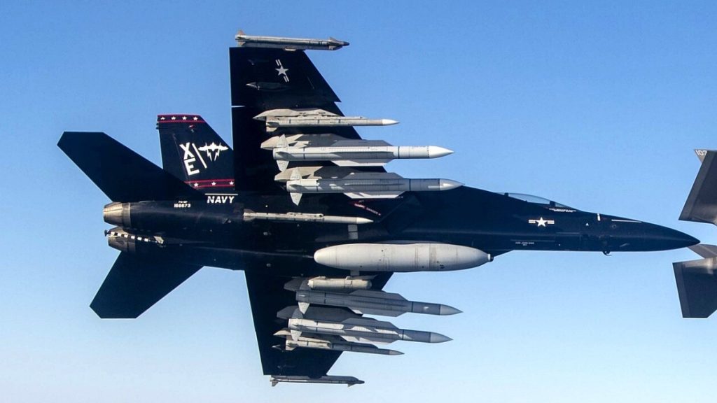 F/A-18F Super Hornet se 4 střelami AIM-174B