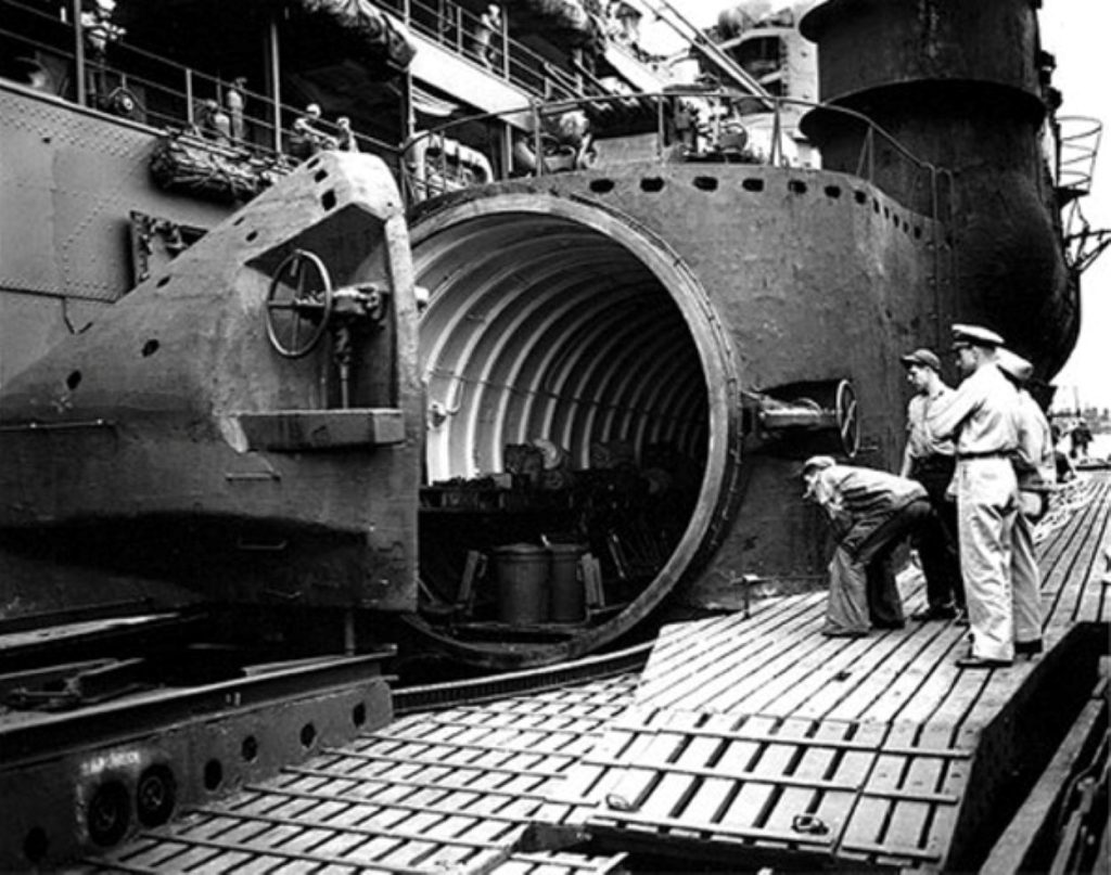 I-400, hangar při inspekci amerických námořníků, Pearl Harbor, 1945