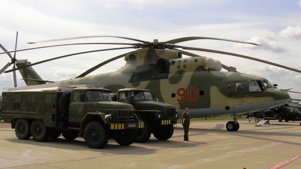 Ruský vrtulník Mil Mi-26 Halo ve srovnání s náklaďáky Zil-131 a Ural-4320
