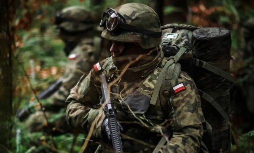 Polská armáda při výcviku v lese