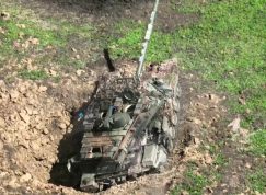 Ruský T-90M při zákopovém cvičení