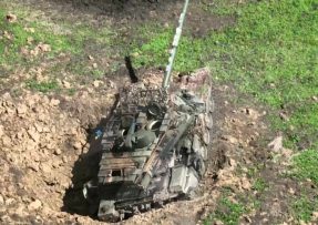 Ruský T-90M při zákopovém cvičení