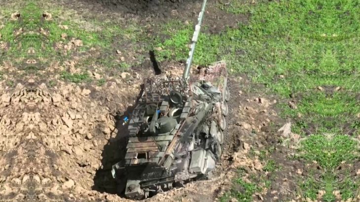 Ruský T-90M při zákopovém cvičení