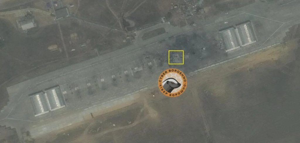 Satelitní snímek potvrzující zničení Su-34 na letišti Marinovka