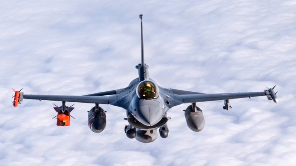 Turecká řízená střela SOM na letounu F-16