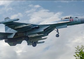 Suchoj Su-35S se střelou R-77M