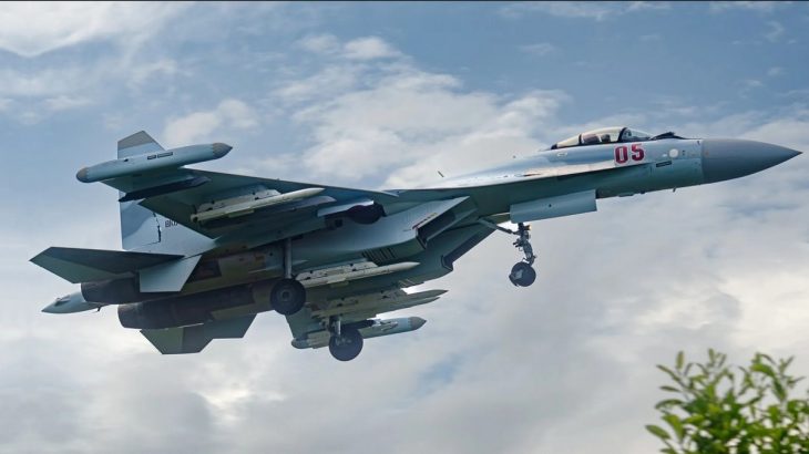 Suchoj Su-35S se střelou R-77M