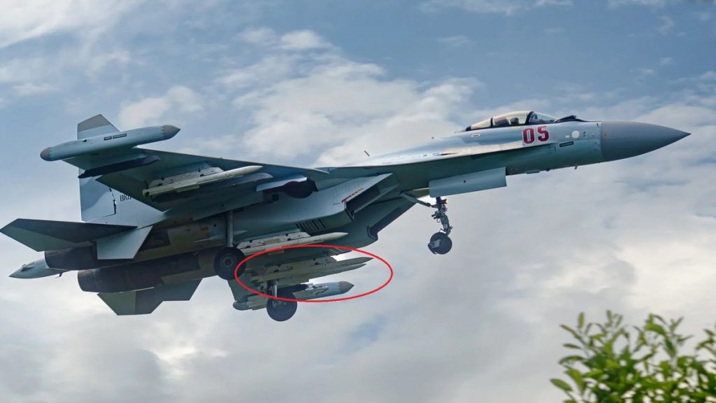 Suchoj Su-35S se střelou R-77M