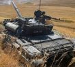 Tank T-72 střílející v poli
