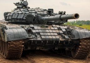 Ruský tank T-72B s reaktivním pancéřováním