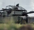 Ukrajinský Abrams s protidronovou klecí